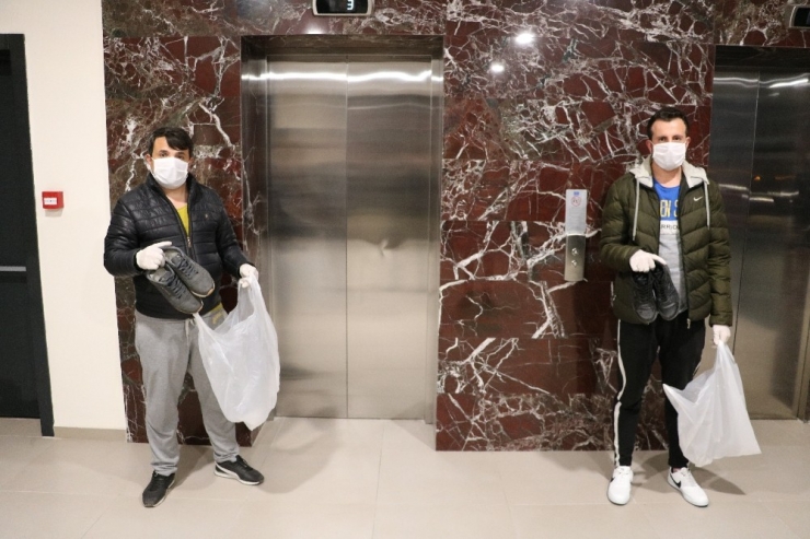 Çalınan Ayakkabısını Dezenfekte Edip Giyecek