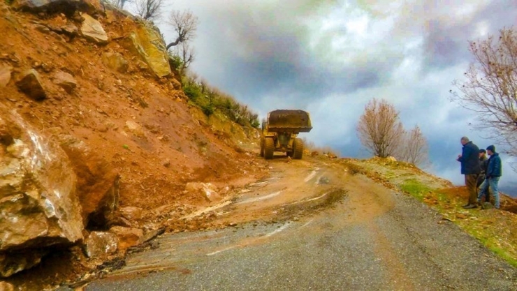 Dağdan Kopan Dev Kaya Parçası Köy Yolunu Ulaşıma Kapattı