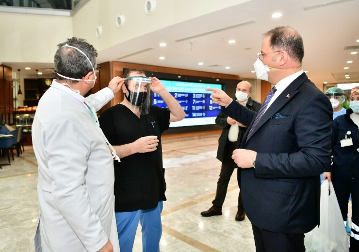 Beylikdüzü Belediyesinden Sağlık Çalışanlarına 3 Bin Adet Yüz Koruyucu Siperlik