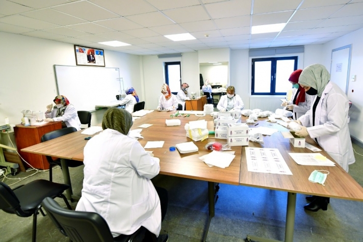 Beyoğlu Belediyesi Semt Konaklarında Maske Üretimine Başladı