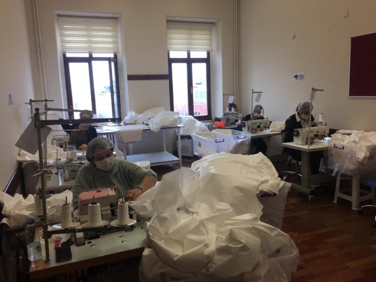 Beyoğlu’nda Sağlık Çalışanları İçin Hijyen Tulumu Üretimine Başlandı