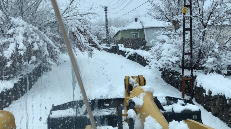 Karılova’da Nisan’da Karla Mücadele