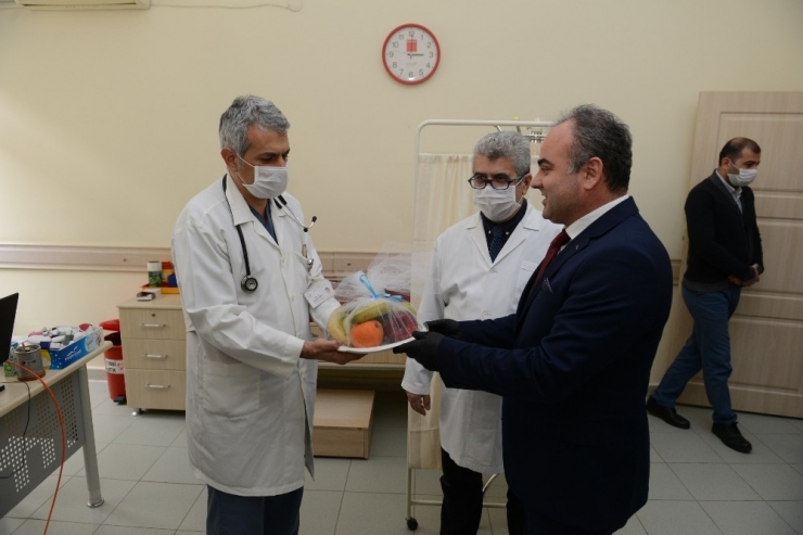 Başkan Aşgın’dan Sağlık Çalışanlarına Meyve Jesti