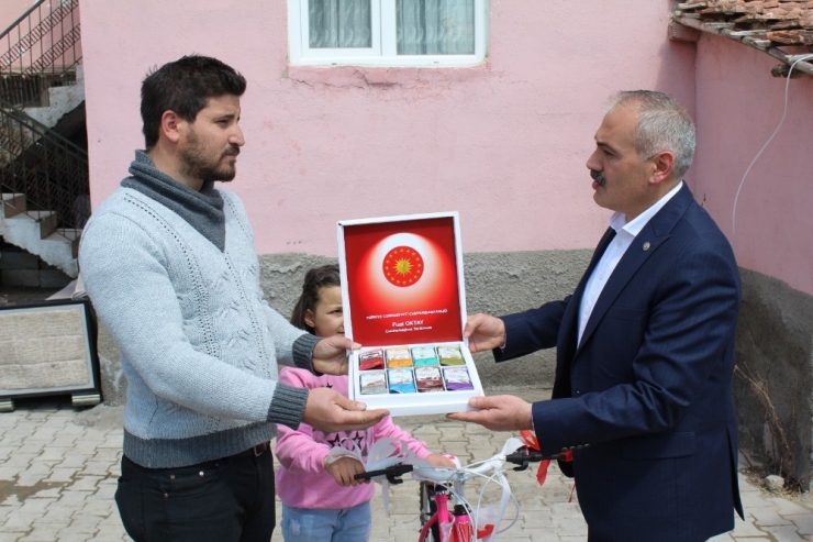 Cumhurbaşkanı Yardımcısı Oktay, Hilal Su Mert’e Bisiklet Hediye Etti