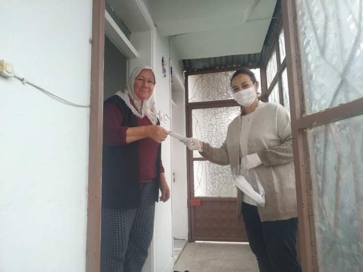 Daday’da Kadın Muhtar, Maske Ve Eldiven Dağıttı