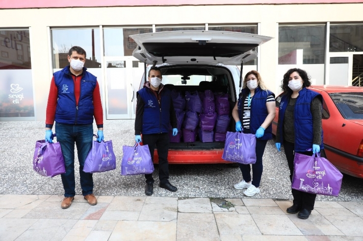 Korona Virüs Nedeniyle Dışarı Çıkmaları Kısıtlanan 65 Yaş Üzeri Vatandaşların İhtiyaçları Karşılanıyor