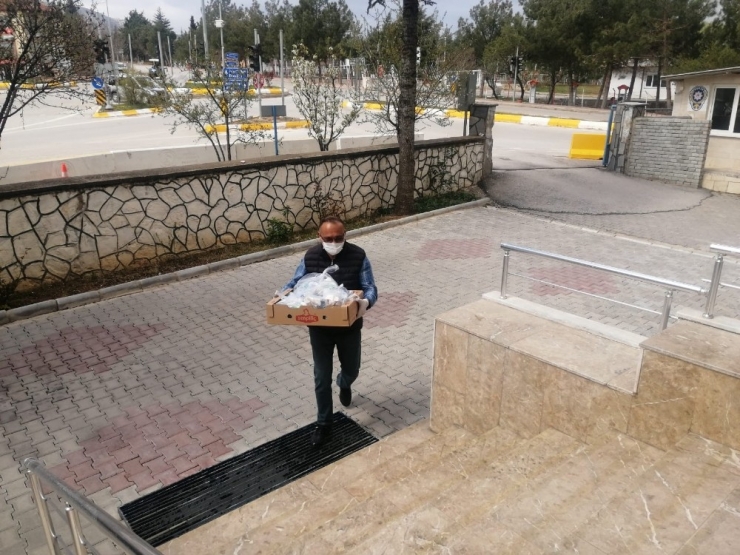 Esnaf Polis Ekiplerine Yemek Dağıttı