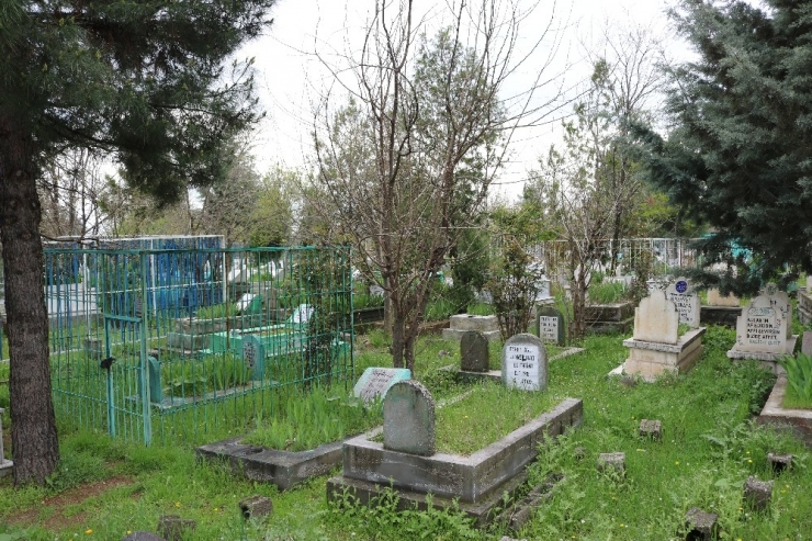 Diyarbakır’da Vatandaşlar Mezarlıkların Kapısından Döndü