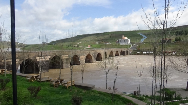 Dicle Nehri Kıyısında Bulunan Kafeler Sular Altında Kaldı
