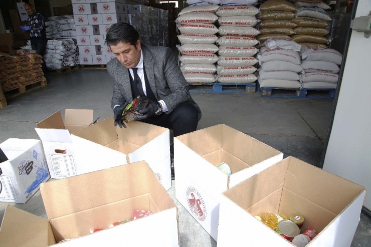 Döşemealtı Belediyesi’nden 65 Yaş Üzeri 600 Kişiye Gıda Yardımı