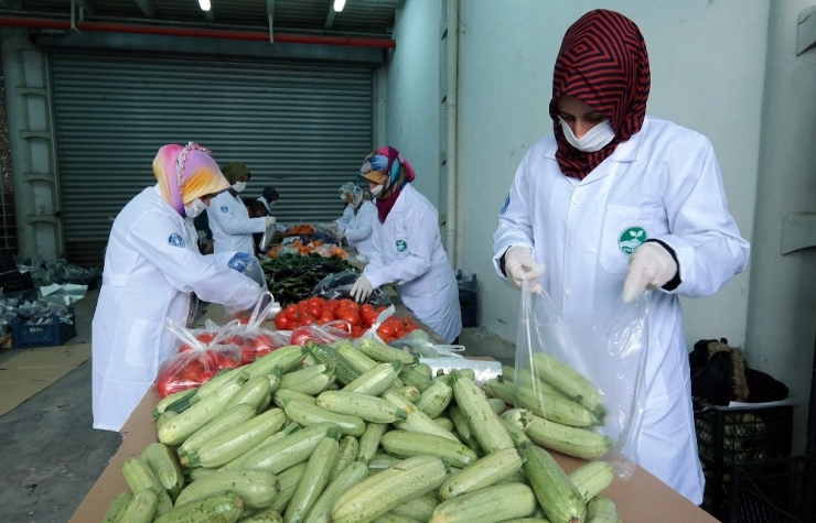 Bursa Büyükşehir Belediyesi Sokağa Çıkma Kısıtlaması Olan Yaşlıların Tüm İhtiyaçlarını Evlerine Götürüyor