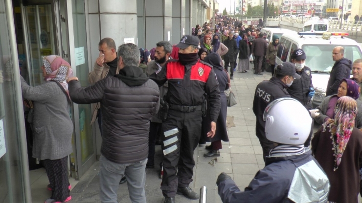 Sosyal Mesafeyi Hiçe Saydılar Metrelerce Kuyruk Oluşturdular