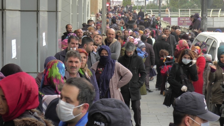 Sosyal Mesafeyi Hiçe Saydılar Metrelerce Kuyruk Oluşturdular