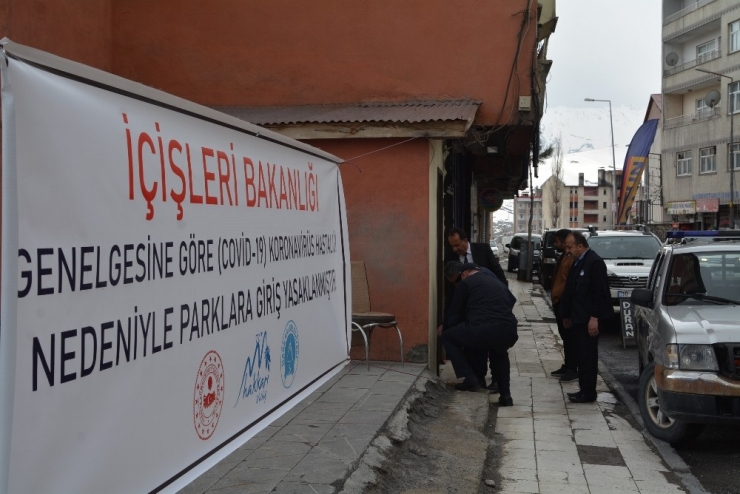 Hakkari’deki Parklara ‘Giriş Yasak’ Pankartı Asıldı