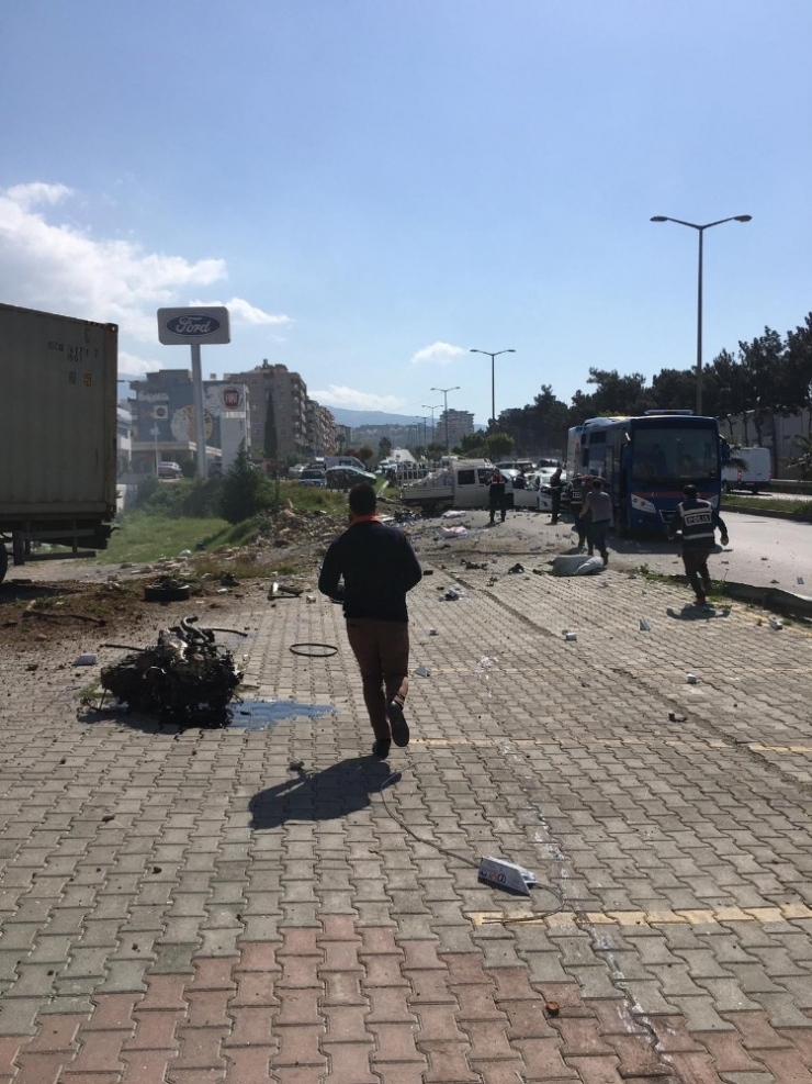 Hatay’da Freni Patlayan Tır, Işıkta Bekleyen Araçları Metrelerce Sürükledi