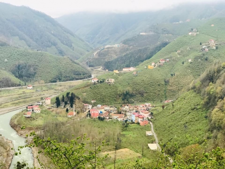 Köy Tedbir Amaçlı Kendi Karantinasını Uyguluyor