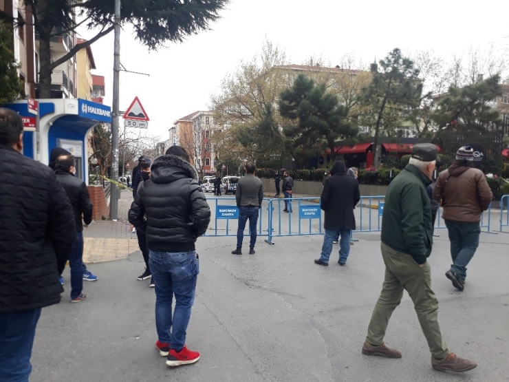 Kredi Desteğinde Vatandaşlar Sosyal Mesafeye Dikkat Etmedi