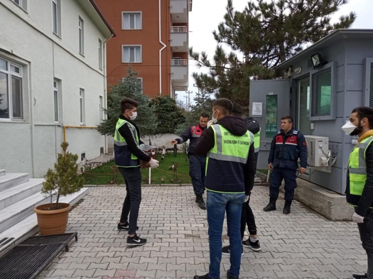 Jandarma, Polis Ve Sağlık Çalışanlarını Ziyaret Edip İkramda Bulundular