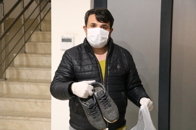 Çalınan Ayakkabısını Dezenfekte Edip Giyecek