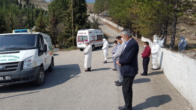 Korona Virüsten Hayatını Kaybeden İşadamı Toprağa Verildi