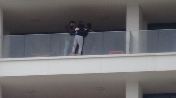 Eşiyle Kavga Eden Şahıs 29. Kattaki Evin Balkonunda İntihara Kalkıştı