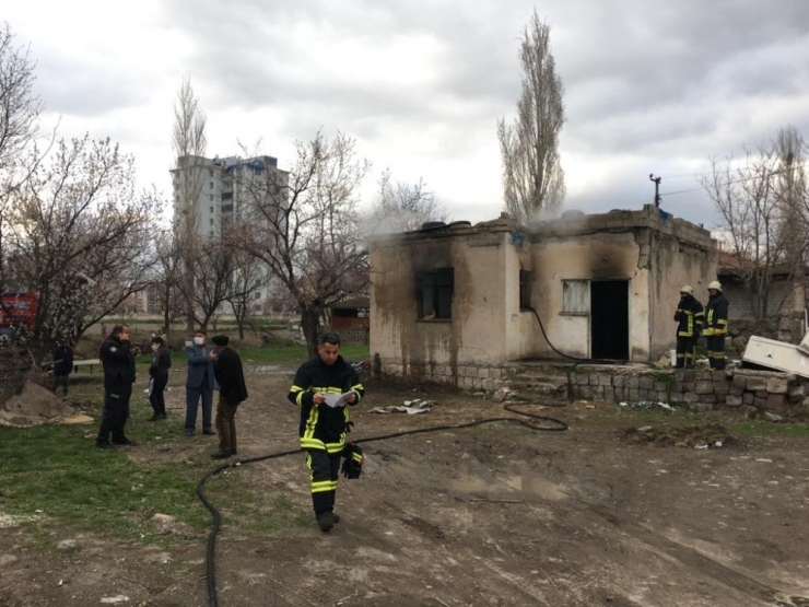 Müstakil İkamette Çıkan Yangın, İtfaiye Ekiplerini Harekete Geçirdi