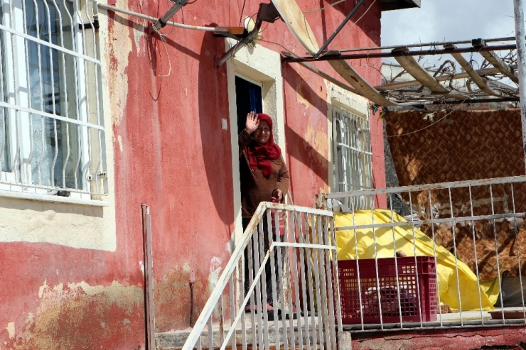 Sıcak Yemekler Evinden Çıkamayan Yaşlıların Ayağına Götürülüyor