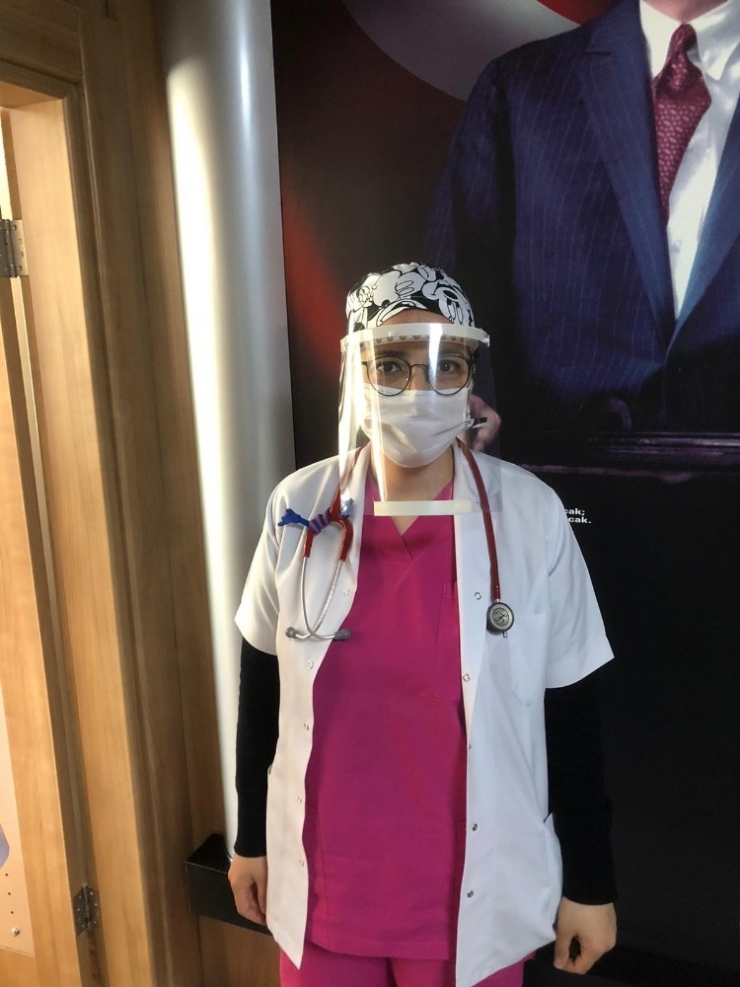 Öğretmenler 3d Yazıcı İle Doktorlara Yüz Siperliği Yaptı