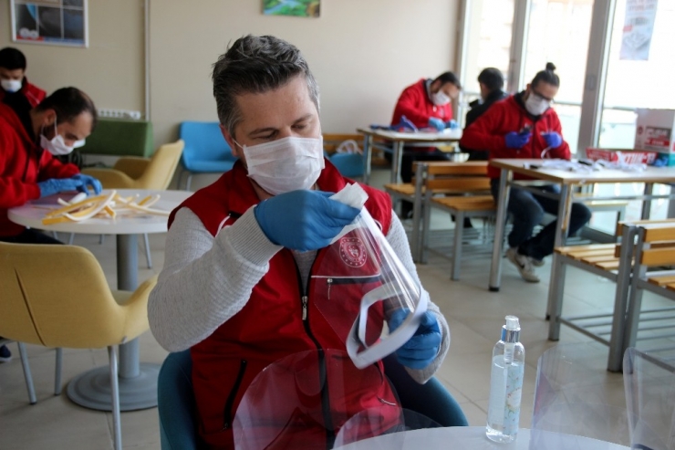 Korona İle Mücadeleye Gençlerden Destek: Günde 500 Adet ’Siperli Maske’