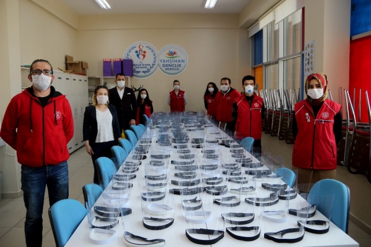 Korona İle Mücadeleye Gençlerden Destek: Günde 500 Adet ’Siperli Maske’