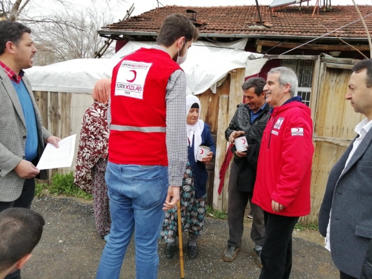 Kızılay, Yardımları Yaşlılara Ulaştırıyor