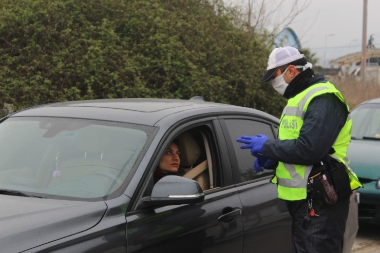 Polis Araçları Tek Tek Durdurup Vatandaşları Evde Kalmaları İçin Uyardı