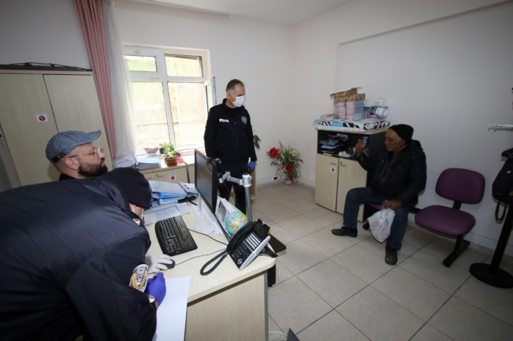 Vatandaşın Çağrısı İle Sokakta Yaşayan Yaşlı Şahıs Barınma Evine Yerleştirildi