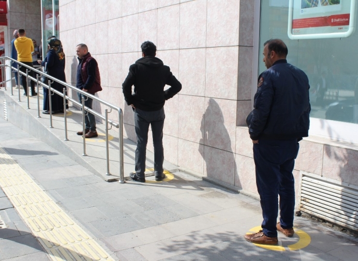 Yoğunluk Yaşanan Banka Ve Atm Önlerine Özel Tedbir
