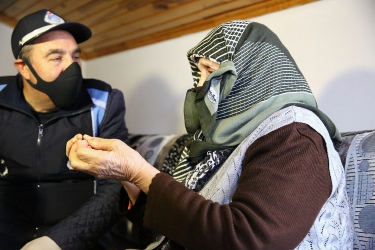 Türkçe Konuşmayı Bilmeyen 77 Yaşındaki Hanım Teyzenin Yardımına Belediye Koştu