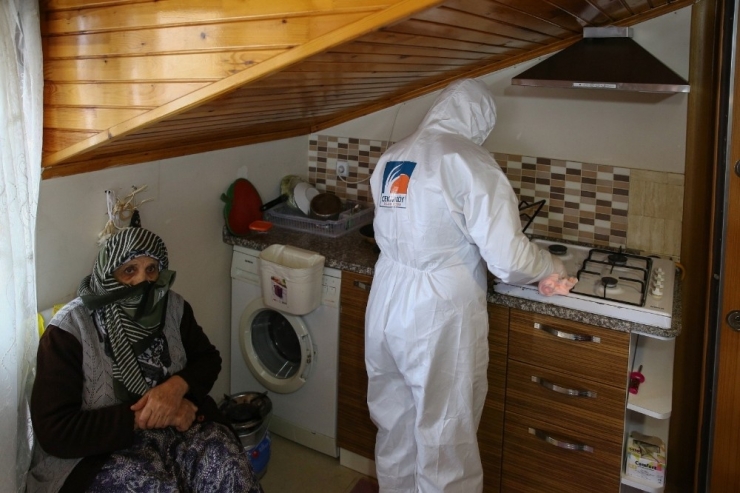 Türkçe Konuşmayı Bilmeyen 77 Yaşındaki Hanım Teyzenin Yardımına Belediye Koştu