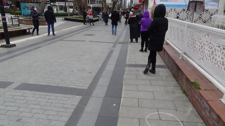 Polisten Sosyal Mesafeyi Korumak İçin Tebeşirli Önlem