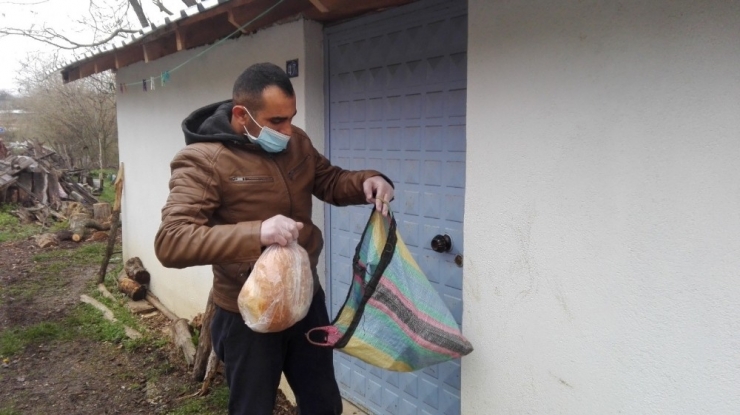 Köy Köy Dolaşıp Yaşlıların Ekmeğini Kapısına Kadar Götürüyor