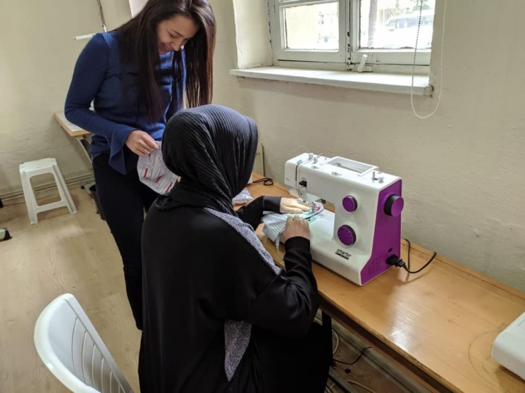 Küçük Bir Atölyede Yüzlerce Maske Ve Bone Diktiler