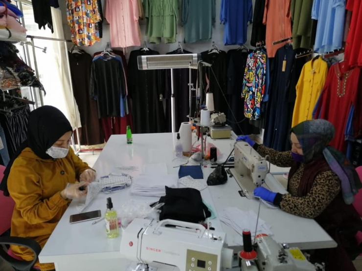 Küçük Bir Atölyede Yüzlerce Maske Ve Bone Diktiler