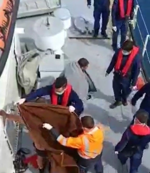 Kuşadası Körfezi’nde Tekne Battı, İçindeki İki Kişi Kurtarıldı