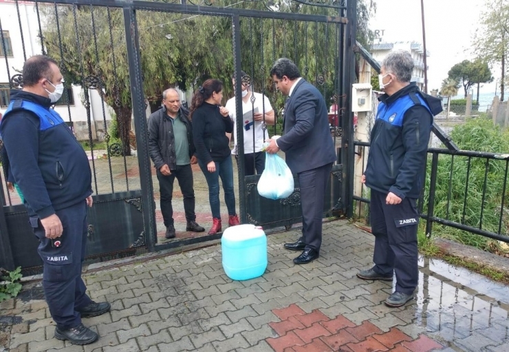 Kuşadası Belediyesi Engellilere Maske, Eldiven Ve Dezenfektan Dağıttı