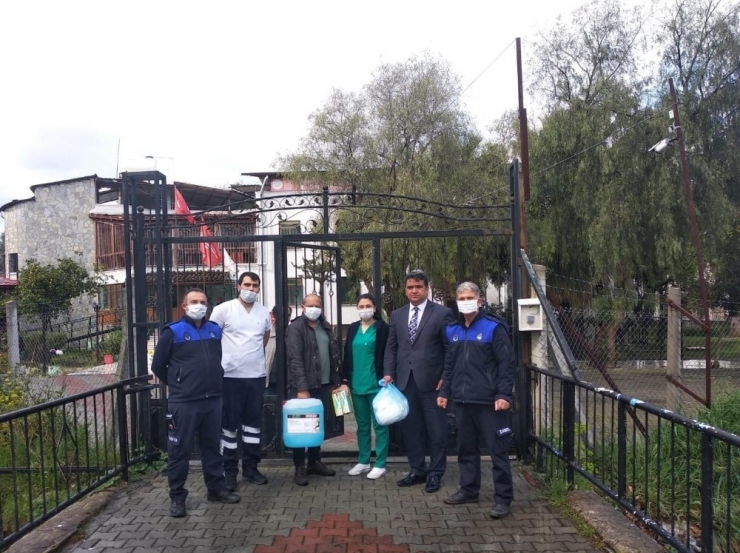 Kuşadası Belediyesi Engellilere Maske, Eldiven Ve Dezenfektan Dağıttı