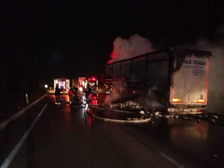 Seyir Halindeki Tır Alev Alev Yandı