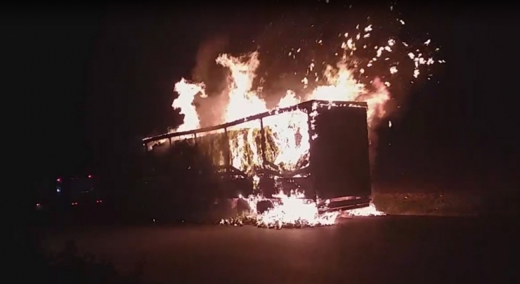 Seyir Halindeki Tır Alev Alev Yandı