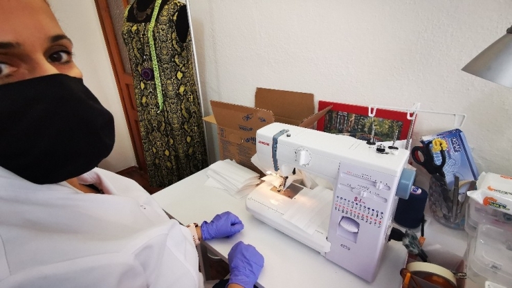 Marmarisli Öğretmenler Korona Virüsle Mücadele İçin Evlerinde Maske Üretiyor