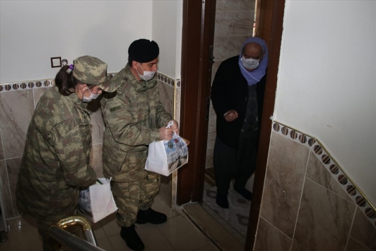 Mehmetçikten Evinden Çıkamayan Vatandaşlara Yardım