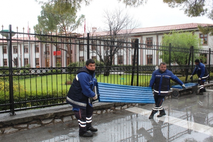 Muğla’da Oturma Bankları Kaldırılıyor