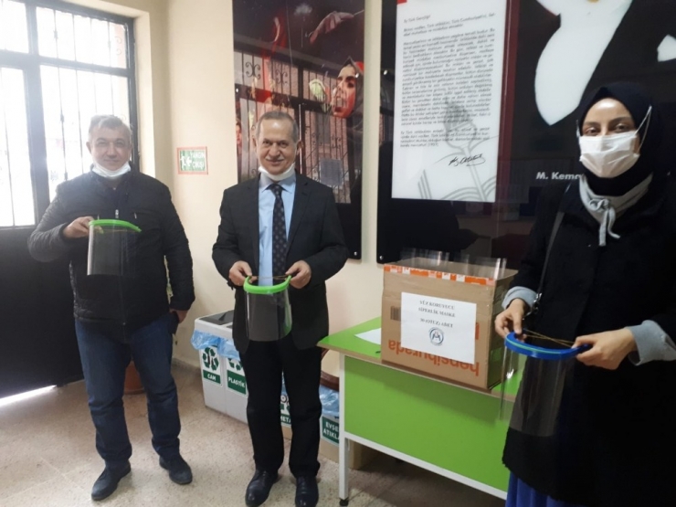 Bursa’dan Sağlık Çalışanlarına 3d Yazıcı İle Yüz Koruma Siperi Üretildi