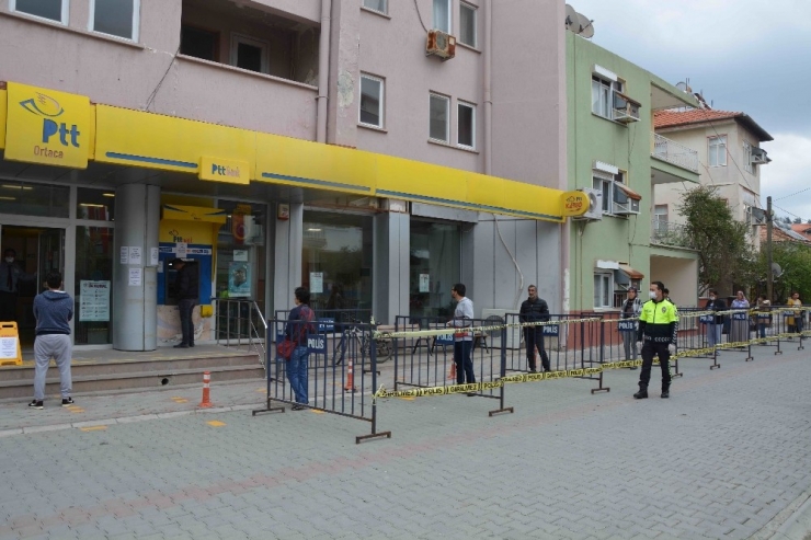 Ortaca’da Polis ’Sosyal Mesafe’ İçin Bariyer Kurdu